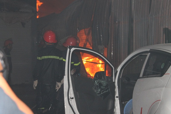 Cháy lớn phía sau tòa nhà Kengnam, người dân bỏ chạy tán loạn