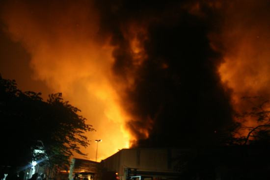 Cháy suốt đêm: Khu công nghiệp Quang Minh chìm trong biển lửa