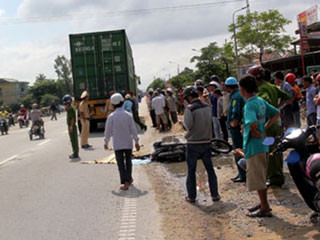 Bị xe container cán nữ sinh viên tử vong tại chỗ