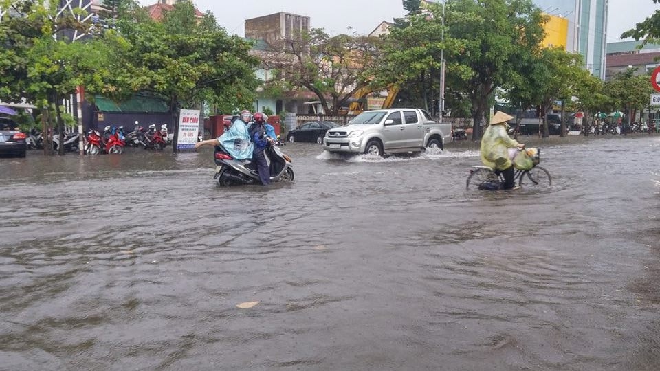 Nghệ An: Mưa lớn TP Vinh ngập trong biển nước