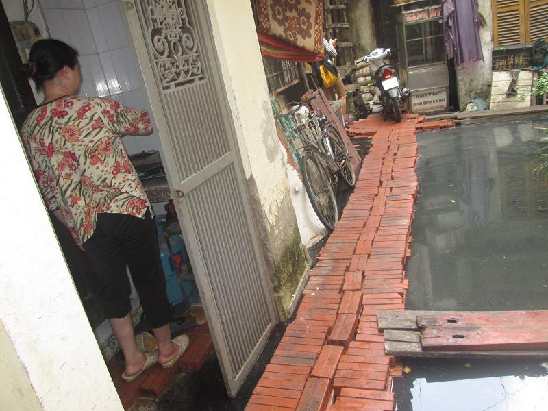 Hà Nội: Chính quyền bất lực, dân sống cùng nước thải