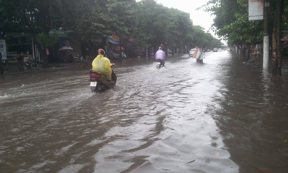 Nghệ An: Mưa lớn TP Vinh ngập trong biển nước