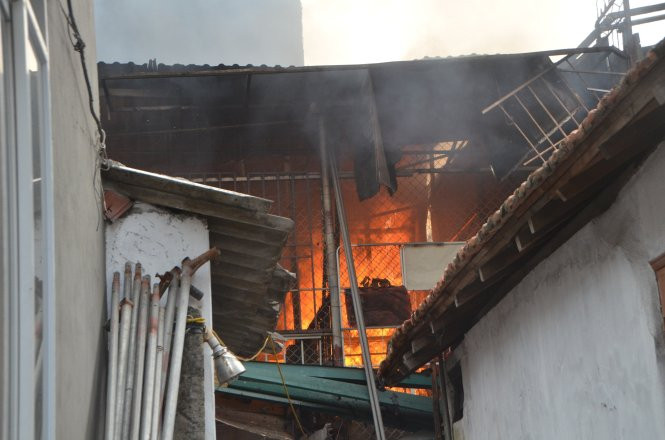 Cháy lớn tại 3 ngôi nhà liền kề ở thành phố Hạ Long