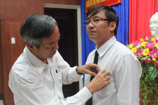 Tòa Phúc thẩm TANDTC tại Đà Nẵng: Trao tặng Huy hiệu 30 năm tuổi Đảng cho đồng chí Phan Đình Nam