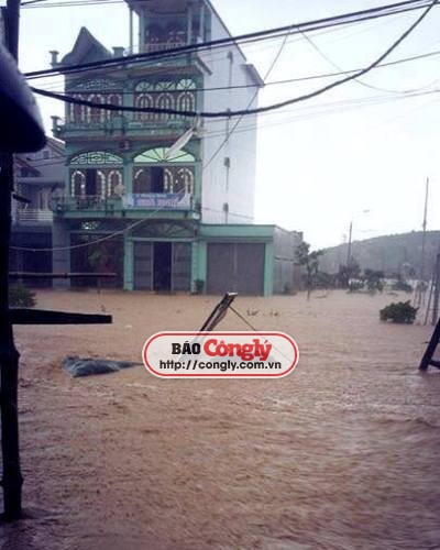 Quảng Ninh: Vỡ đập, thị trấn Đầm Hà chìm trong biển nước