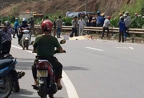 Thái Nguyên: Vượt xe tải, một dân phượt tử vong