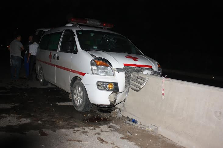 Nghệ An: Xe cứu thương đâm vào dải phân cách, 7 người thoát chết
