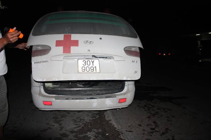 Nghệ An: Xe cứu thương đâm vào dải phân cách, 7 người thoát chết