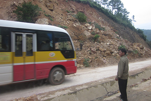 Hà Tĩnh: Sạt lở núi nghiêm trọng, giao thông tê liệt nhiều giờ