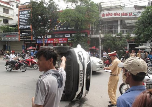 Tp. Vinh: Ôtô đâm nhau gây ách tắc giao thông