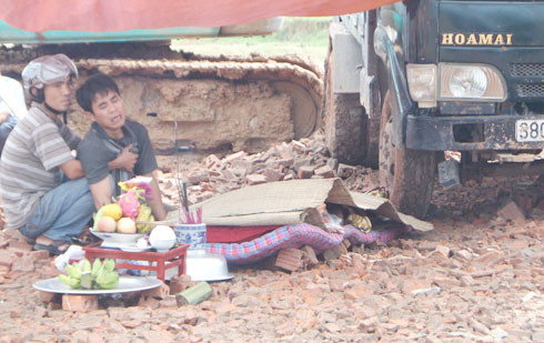 Hà Tĩnh: Xót xa cảnh người đàn ông bị thùng xe tải đè chết