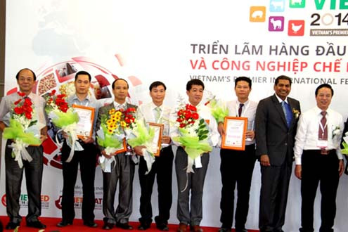 Trang trại Vinamilk nhận giải thưởng trang trại bò sữa xuất sắc nhất Việt Nam năm 2014