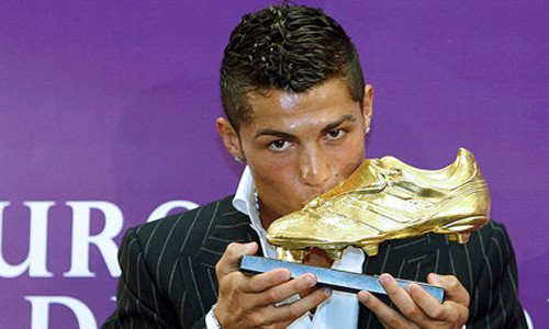Ronaldo nhận danh hiệu 'Chiếc giày vàng' châu Âu