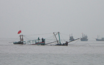 Nghệ An: Tàu cá chìm trên biển, 10 ngư dân gặp nạn