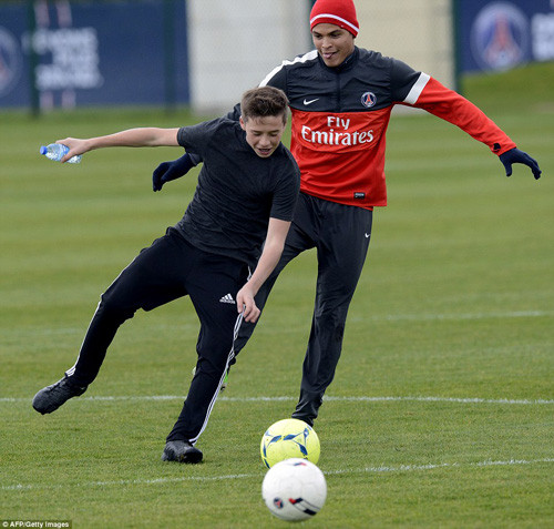 Brooklyn - con trai đầu của Beckham ký hợp đồng với Arsenal