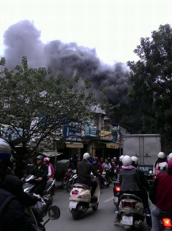Hà Nội: Đám cháy thiêu rụi một cửa hàng trên đường Đê La Thành
