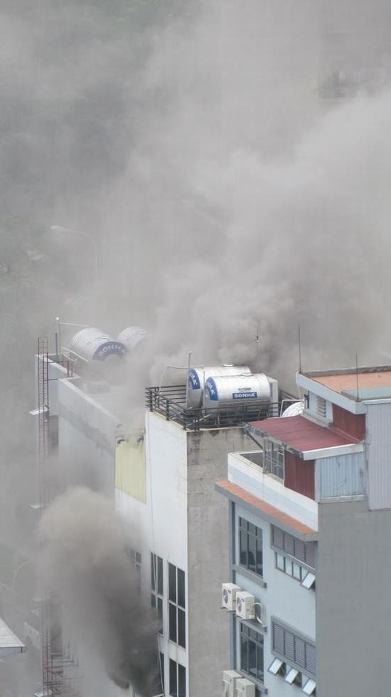 Hà Nội: Cháy lớn tại quán karaoke trên đường Lê Đức Thọ