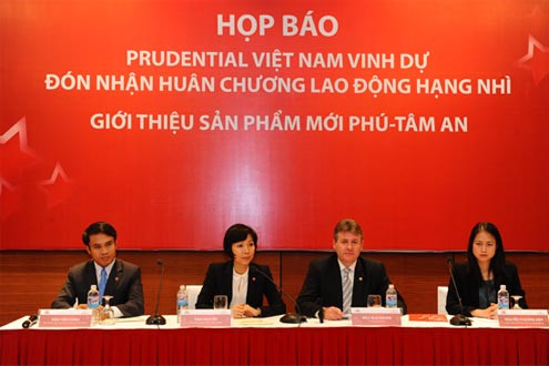 Prudential Việt Nam vinh dự đón nhận Huân chương Lao động hạng Nhì