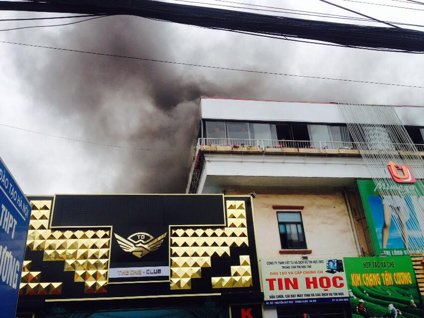Hà Nội: Quán cà phê bốc cháy trên đường Nguyễn Quý Đức