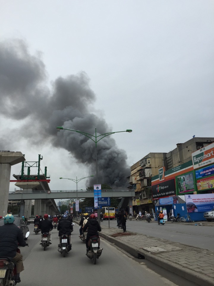 Hà Nội: Quán cà phê bốc cháy trên đường Nguyễn Quý Đức