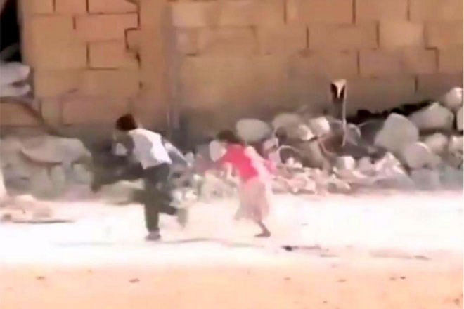 Cậu bé Syria dũng cảm lao ra giữa làn đạn cứu bé gái mắc kẹt