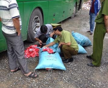 Nghệ An: Bắt giữ xe khách vận chuyển 240kg bột giặt giả