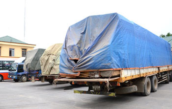 Nghệ An: Mật phục “tóm gọn” đoàn xe quá tải chở gỗ từ Lào về Việt Nam