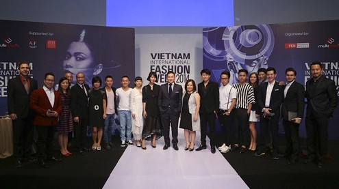 NTK Công Trí mở màn cho show Vietnam International Fashion Week 2014
