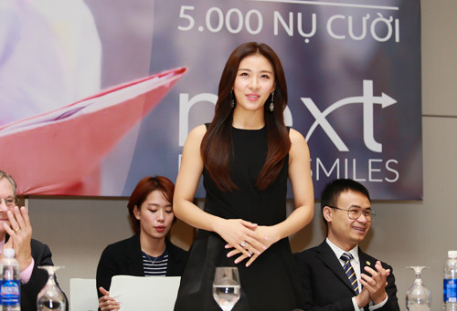 Ha Ji Won rạng rỡ tham dự các chương trình từ thiện tại Hà Nội