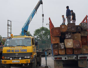  Phạt nặng 21 xe chở gỗ quá tải trọng từ Lào về Việt Nam