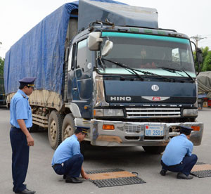  Phạt nặng 21 xe chở gỗ quá tải trọng từ Lào về Việt Nam