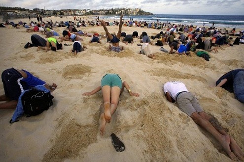 Trước thềm G20: Vùi đầu trong cát biểu tình về vấn đề biến đổi khí hậu