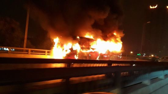 Hà Nội: Ô tô khách cháy dữ dội trên đường trên cao