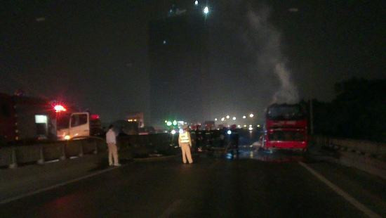 Hà Nội: Ô tô khách cháy dữ dội trên đường trên cao
