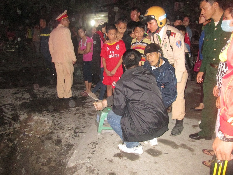Sau vụ cháy trên đường Hồ Tùng Mậu: Tắc đường, xe ô tô cán nát bàn chân một người đi đường