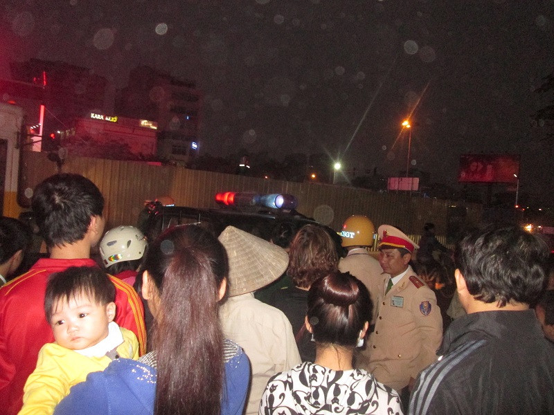 Sau vụ cháy trên đường Hồ Tùng Mậu: Tắc đường, xe ô tô cán nát bàn chân một người đi đường