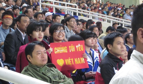 Fan Việt: “Chúng tôi yêu ĐT Việt Nam”