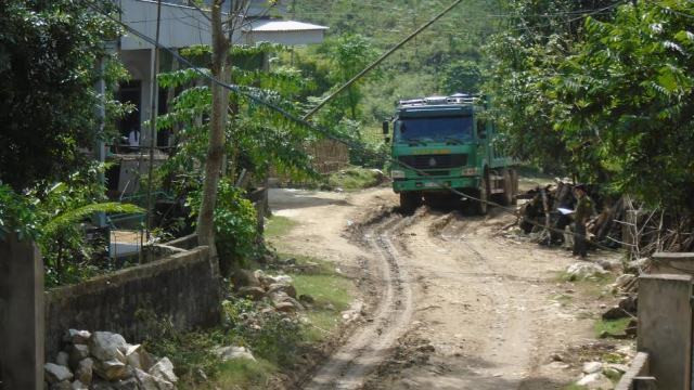 Nghệ An: Xe tải cày nát đường, UBND xã lập chốt thu phí 