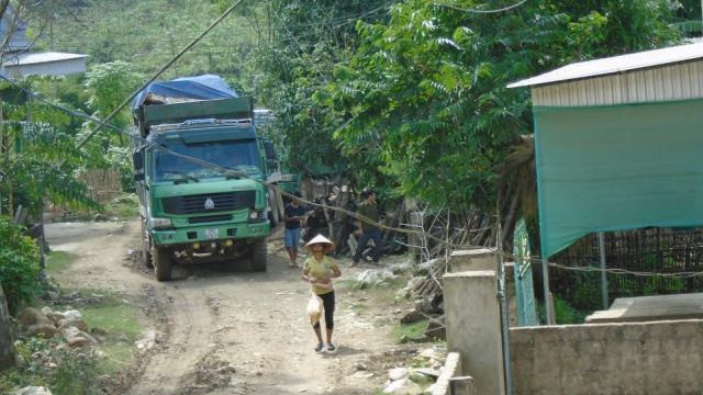 Nghệ An: Xe tải cày nát đường, UBND xã lập chốt thu phí 