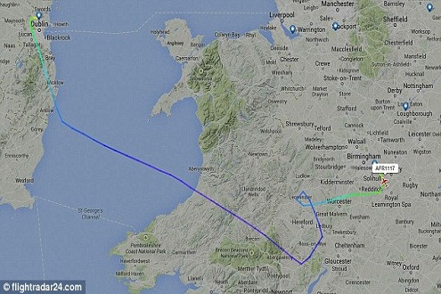 Máy bay Air France phải hạ cánh khẩn cấp do nứt kính chắn gió