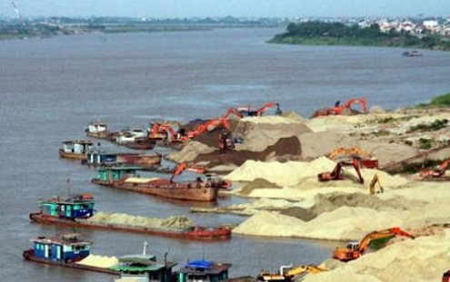 Hà Nội: Khởi tố 6 bị can khai thác cát kiếm tiền tỷ trên sông Hồng