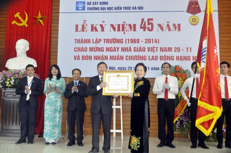 Đại học Kiến trúc Hà Nội đón nhận Huân chương Lao động hạng Nhì