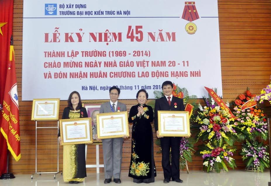 Đại học Kiến trúc Hà Nội đón nhận Huân chương Lao động hạng Nhì