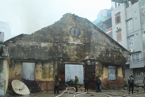 Chùm ảnh: Cháy lớn thiêu rụi kho chứa gỗ, đồ điện tử tại Hà Nội