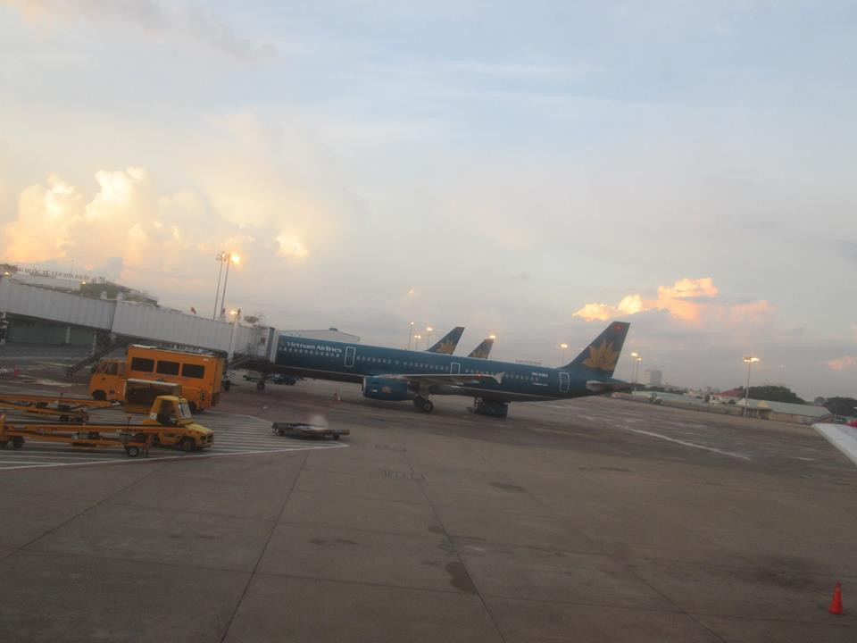 Vietnam Airlines chậm bay 28 phút vì hành khách rút guốc đánh ghen