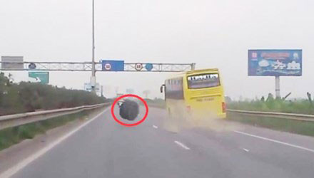 Thót tim xe giường nằm rơi bánh trên cao tốc Pháp Vân - Cầu Giẽ 