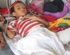 Vụ bé trai 7 tuổi bị bố chất rơm đốt: Những giọt nước mắt muộn màng