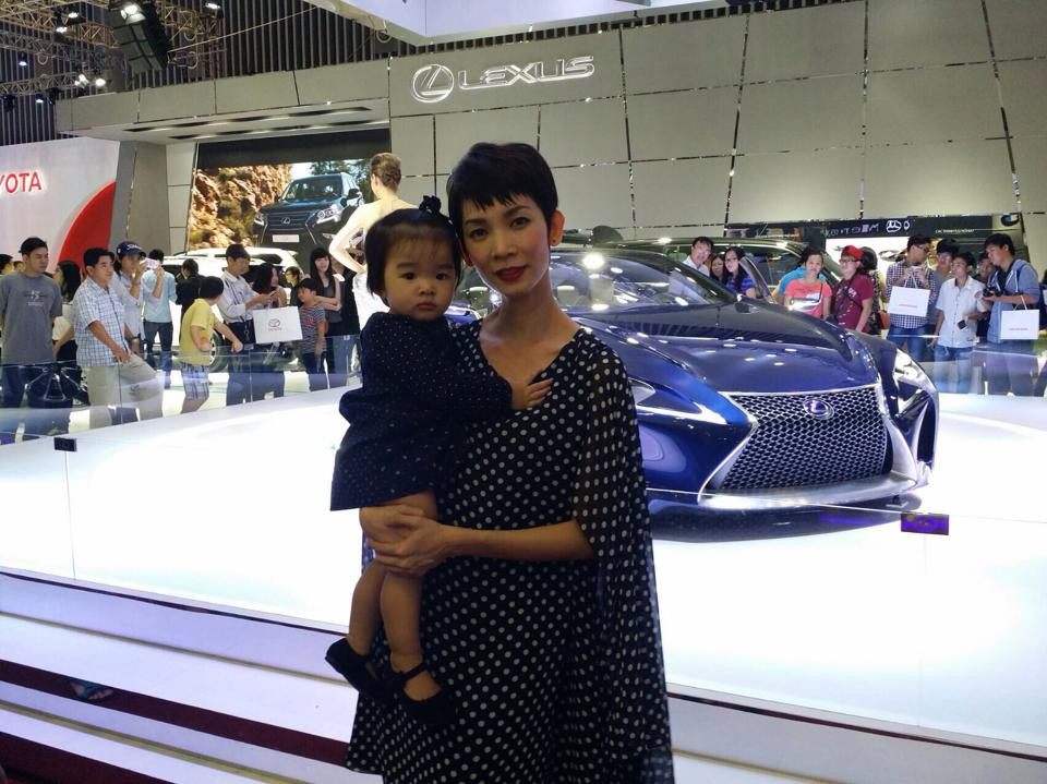 Mẹ con Xuân Lan ton-sur-ton đi xem triển lãm ô tô