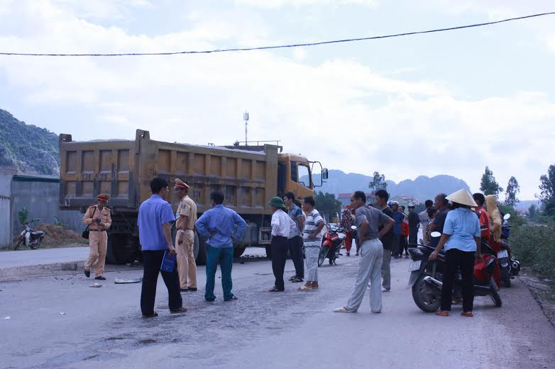 Nghệ An: Xe tải nuốt xe máy vào gầm, 3 người nguy kịch