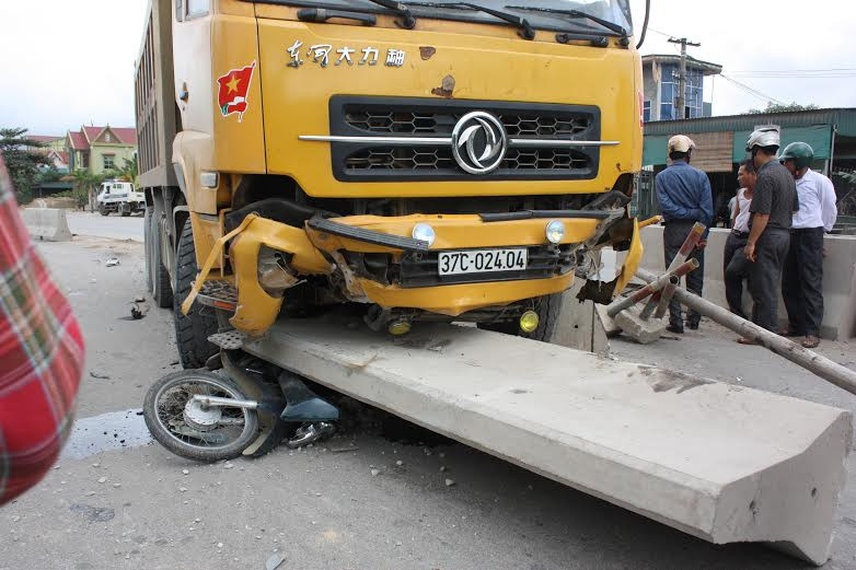 Nghệ An: Xe tải nuốt xe máy vào gầm, 3 người nguy kịch